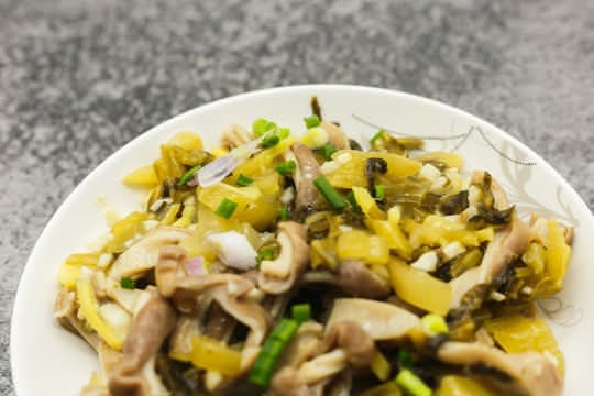 酸菜炒肚丝 Stir-fried Pork Tripe Strips with Pickled Mustard Greens